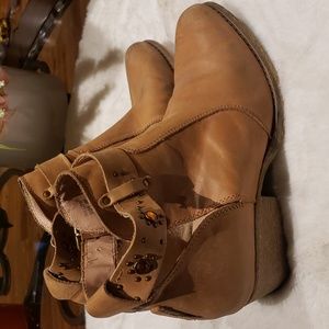 BETSY JOHNSON 9 BEIGE ANCLE BOOTS